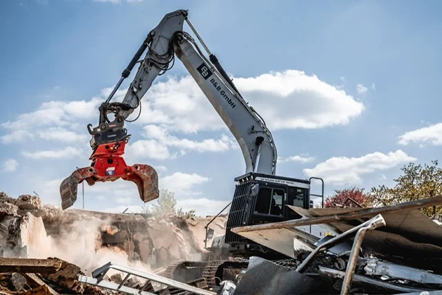 Bagger von B&B GmbH beim Rückbau eines Gebäudes