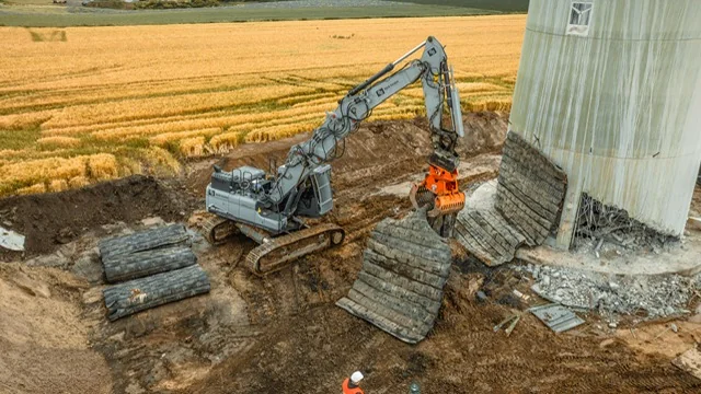 Bagger mit Abbruchhammer an einer massiven Betonstruktur