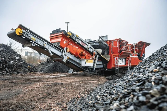 Mobile Brechanlage auf einer Baustelle