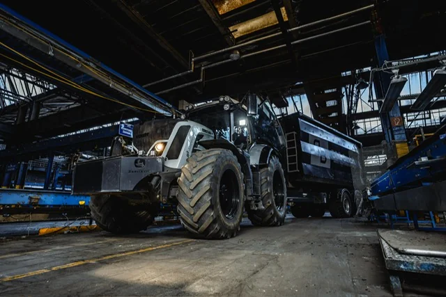 Radlader im Innenraum einer Industriehalle